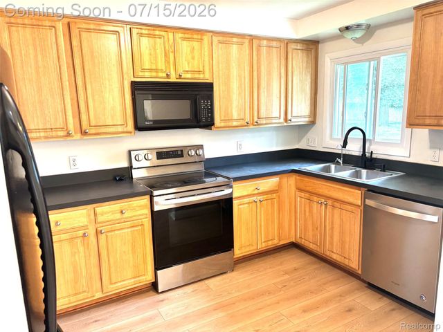 37711 Carson Street, Farmington Hills, MI 48331