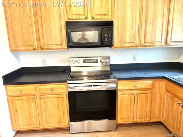 37711 Carson Street, Farmington Hills, MI 48331