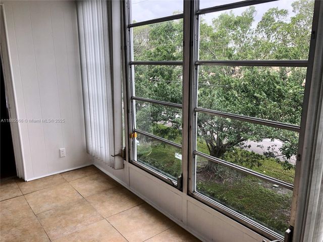 8121 SW 24th Court 304, Davie, FL 33324