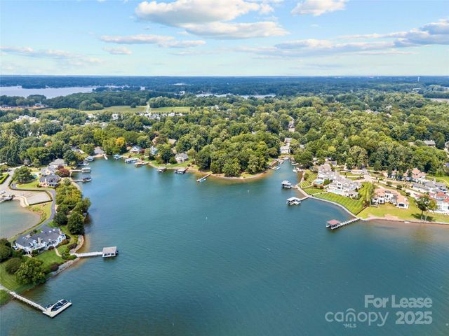 127 Lakewood Circle Drive, Mooresville, NC 28117