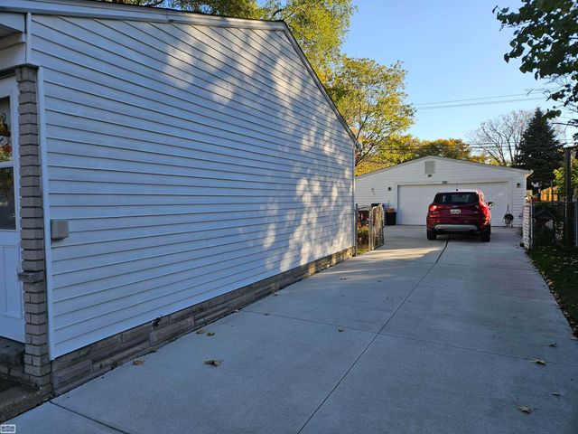 27392 Groveland Street, Madison Heights, MI 48071