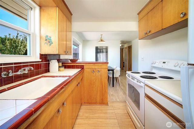 1924 NE 130th Place, Seattle, WA 98125