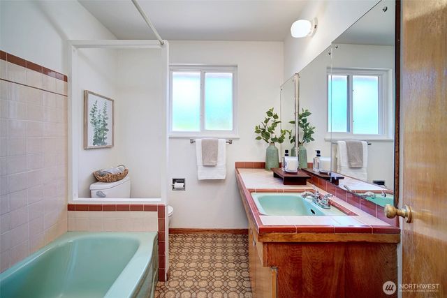 1924 NE 130th Place, Seattle, WA 98125