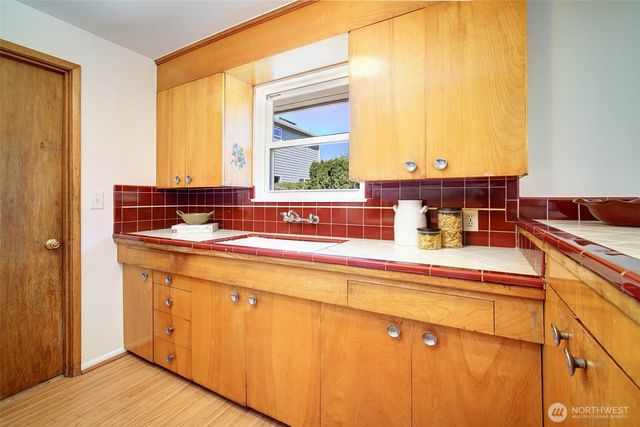 1924 NE 130th Place, Seattle, WA 98125