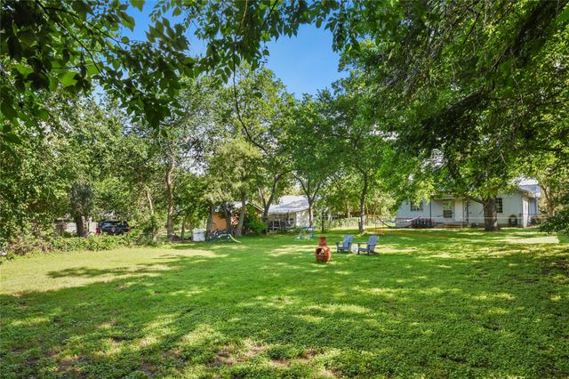 528 Old Mcdade RD, Elgin, TX 78621