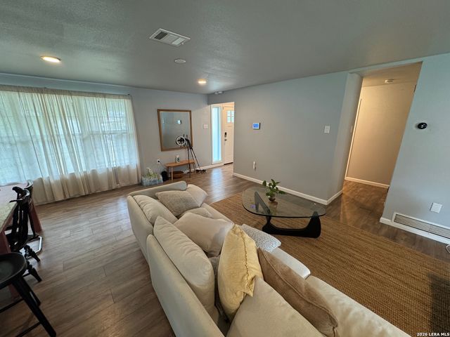 326 Cloudmont, Windcrest, TX 78239