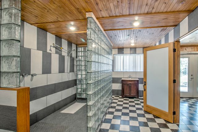 203 Eastern Valley Lane, Whitesboro, TX 76273