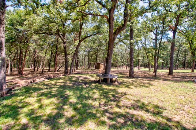 203 Eastern Valley Lane, Whitesboro, TX 76273