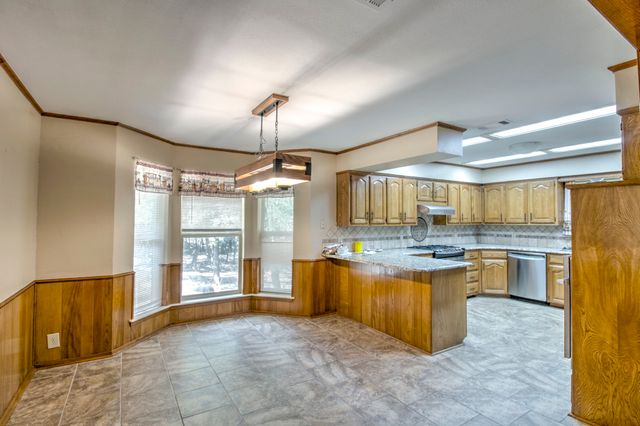 203 Eastern Valley Lane, Whitesboro, TX 76273