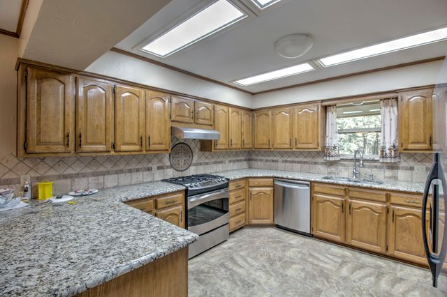 203 Eastern Valley Lane, Whitesboro, TX 76273