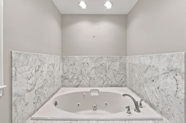 76 Carroll Dr, Foxboro, MA 02035