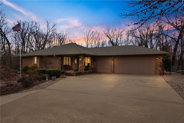 4 Huskins Place, Bella Vista, AR 72715