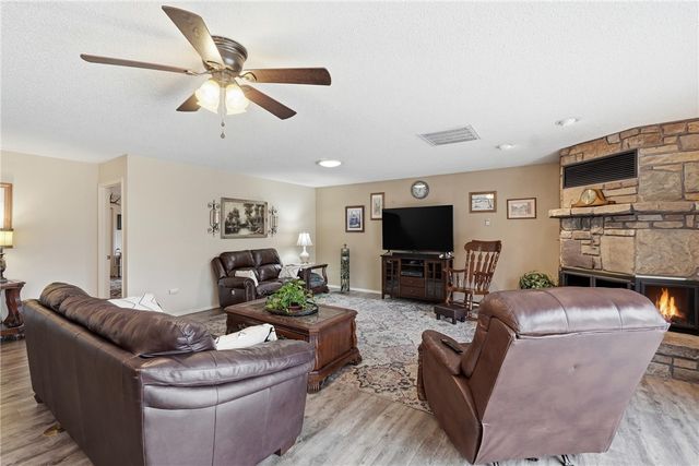 4 Huskins Place, Bella Vista, AR 72715