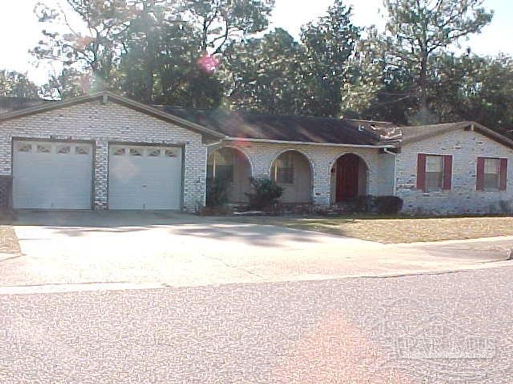 1860 Broyhill Ln, Pensacola, FL 32526