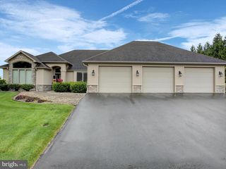 3512 FOX HILL DR, Chambersburg, PA 17202