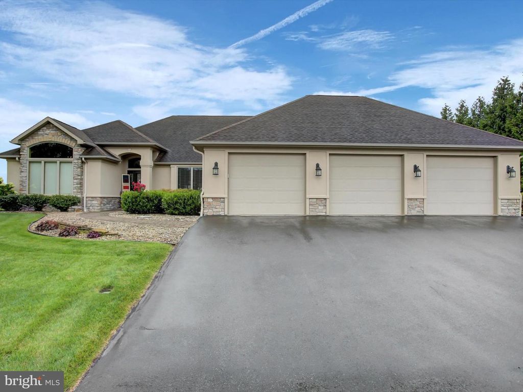 3512 FOX HILL DR, Chambersburg, PA 17202
