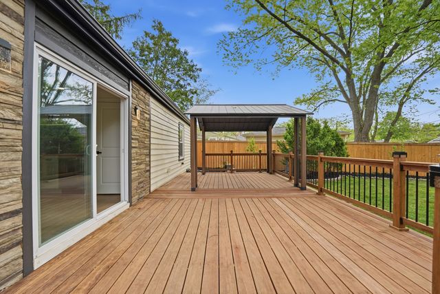 231 Saint Marys Parkway, Buffalo Grove, IL 60089