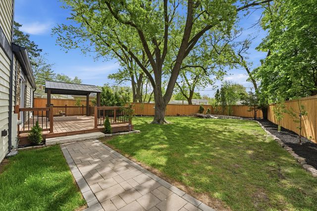 231 Saint Marys Parkway, Buffalo Grove, IL 60089