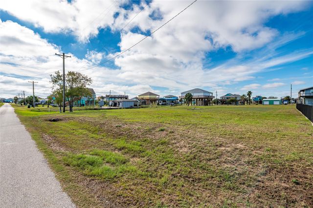 955 S Selwyn Road, Crystal Beach, TX 77650