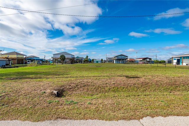955 S Selwyn Road, Crystal Beach, TX 77650