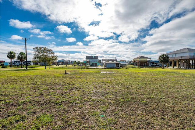 955 S Selwyn Road, Crystal Beach, TX 77650