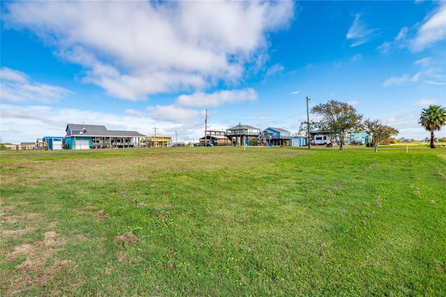 955 S Selwyn Road, Crystal Beach, TX 77650