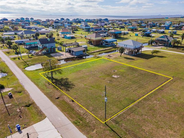 955 S Selwyn Road, Crystal Beach, TX 77650