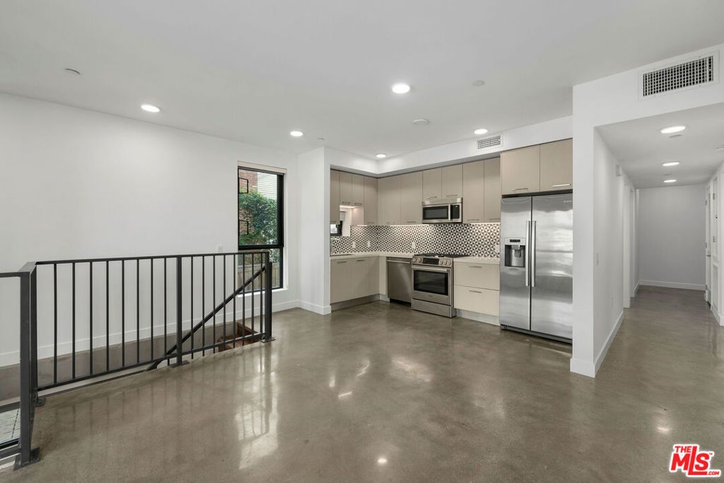 1250 N Fairfax Avenue 206, West Hollywood, CA 90046