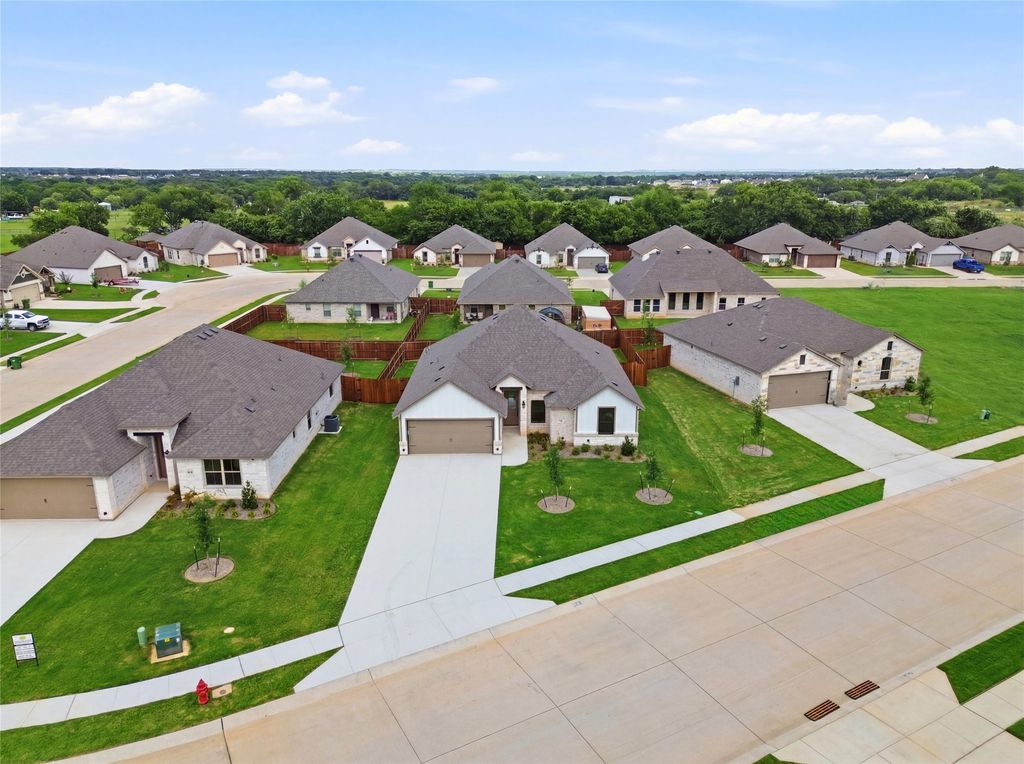 728 Raylan Street, Springtown, TX 76082 — photo 2