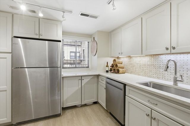 27 Chestnut 4C, Boston, MA 02108