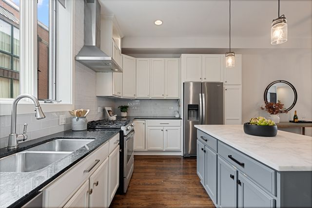 2009 N Hoyne Avenue, Chicago, IL 60647