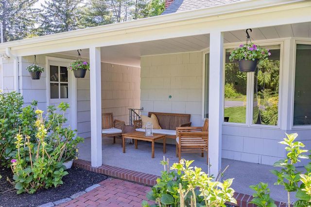 22 Braemer Road, Setauket, NY 11733