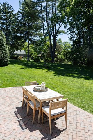 22 Braemer Road, Setauket, NY 11733