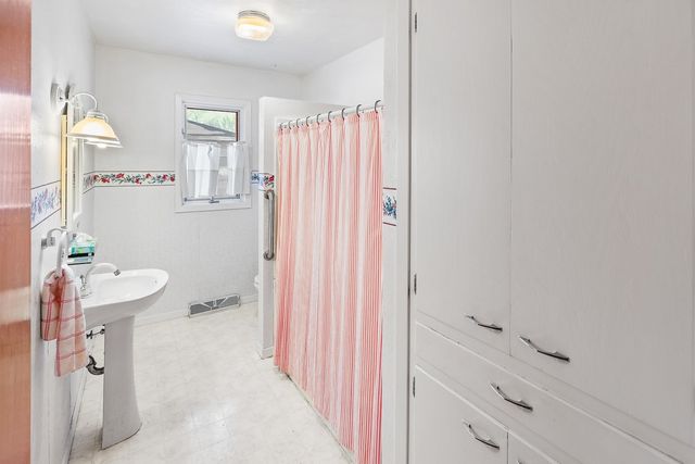 716 Elm Street, Pella, IA 50219