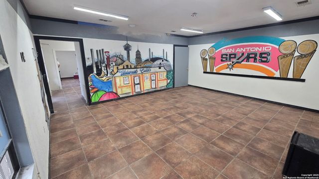 2903 E Houston, San Antonio, TX 78202