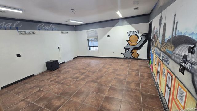 2903 E Houston, San Antonio, TX 78202