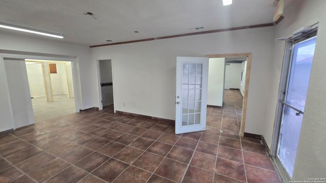 2903 E Houston, San Antonio, TX 78202