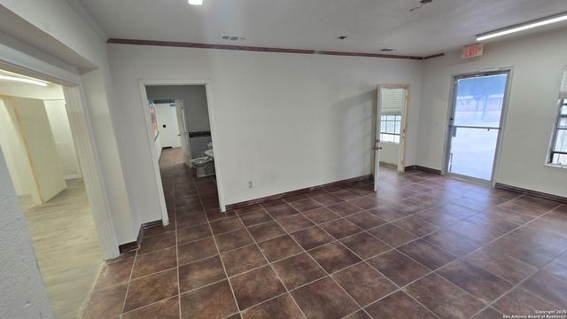 2903 E Houston, San Antonio, TX 78202