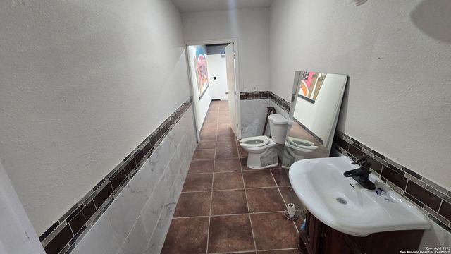 2903 E Houston, San Antonio, TX 78202