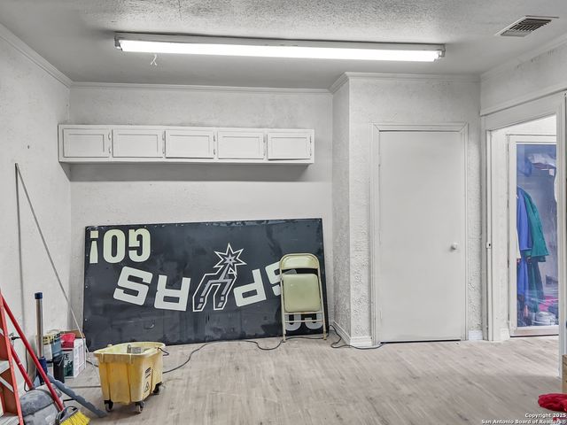 2903 E Houston, San Antonio, TX 78202