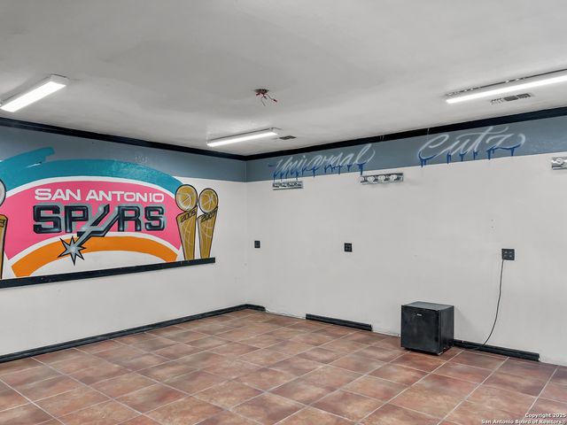 2903 E Houston, San Antonio, TX 78202