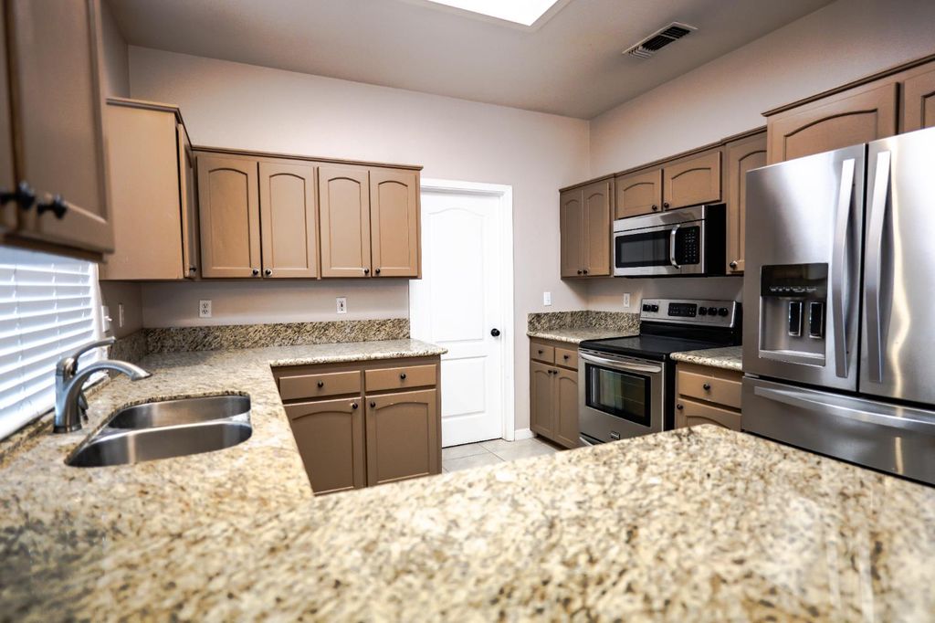 Image 10 of property listing at 7556 N Trellis Circle, Fresno, CA 93720