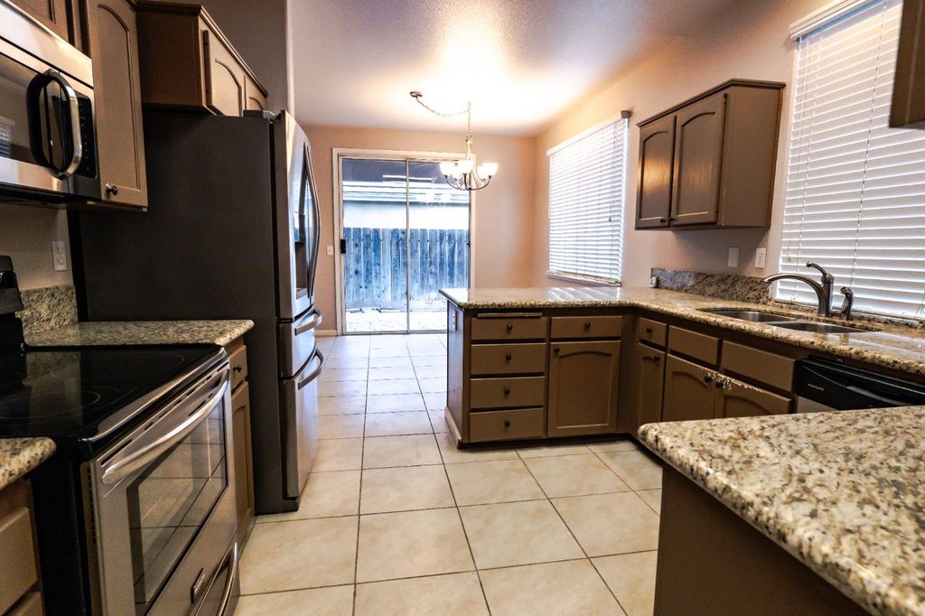 Image 11 of property listing at 7556 N Trellis Circle, Fresno, CA 93720