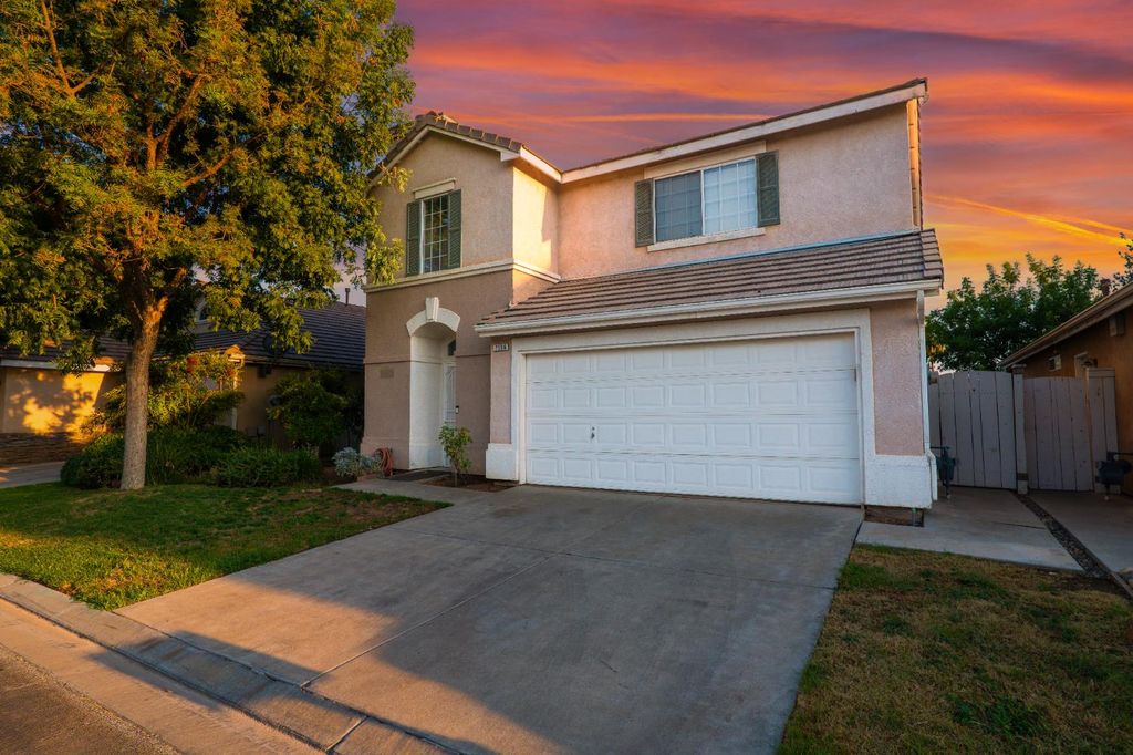 Image 2 of property listing at 7556 N Trellis Circle, Fresno, CA 93720
