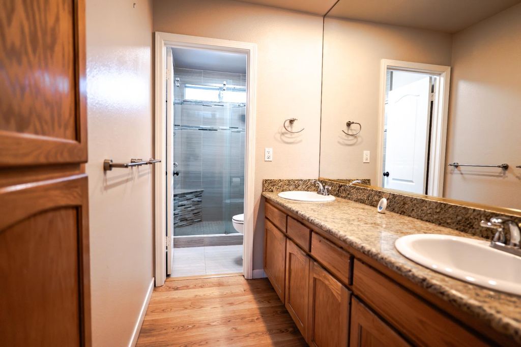 Image 32 of property listing at 7556 N Trellis Circle, Fresno, CA 93720