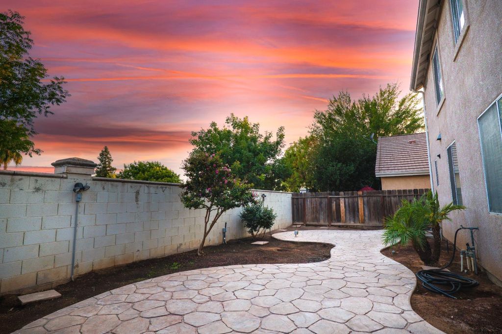 Image 36 of property listing at 7556 N Trellis Circle, Fresno, CA 93720