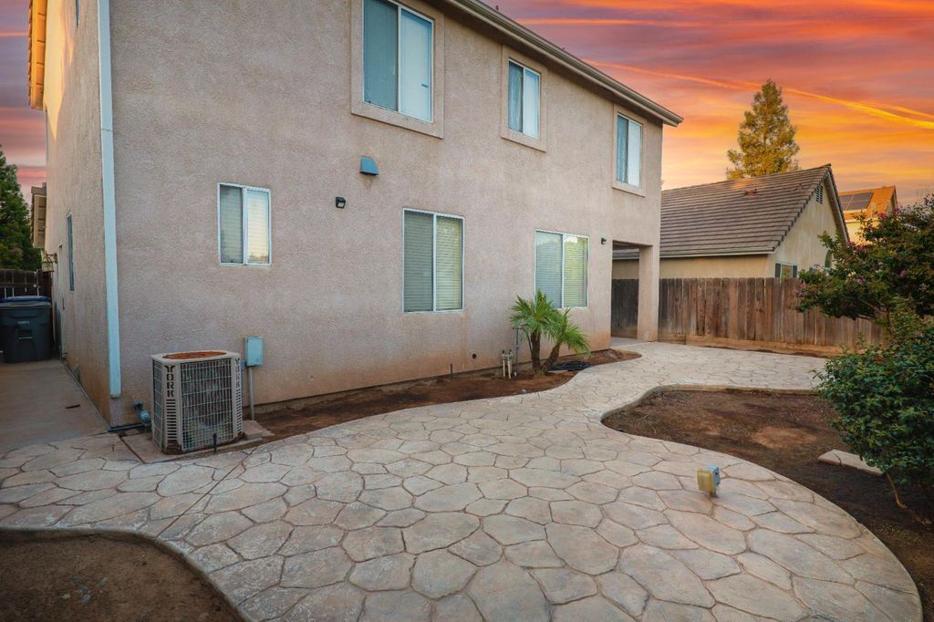 Image 38 of property listing at 7556 N Trellis Circle, Fresno, CA 93720