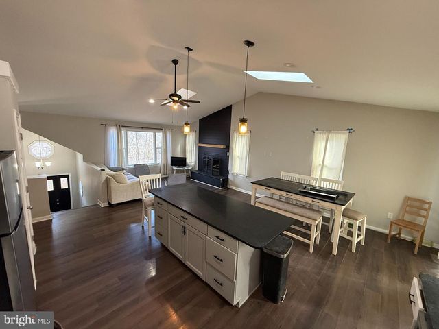 1220 LAKEVIEW DR, Cross Junction, VA 22625