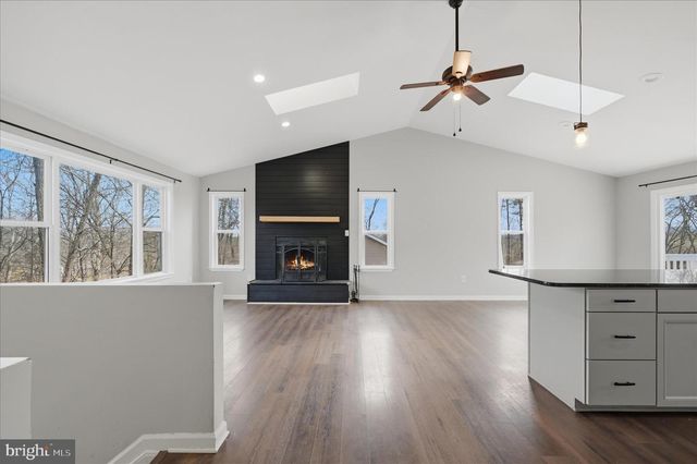 1220 LAKEVIEW DR, Cross Junction, VA 22625