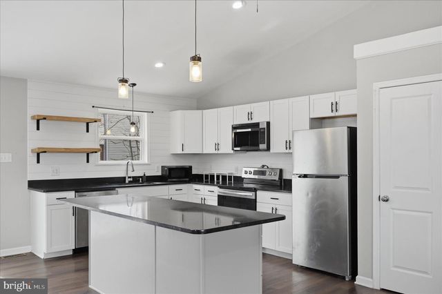 1220 LAKEVIEW DR, Cross Junction, VA 22625